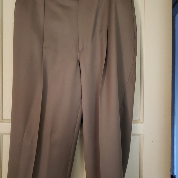 Mens olive green 2 piece suit. 100 % wool. - Picture 6 of 7